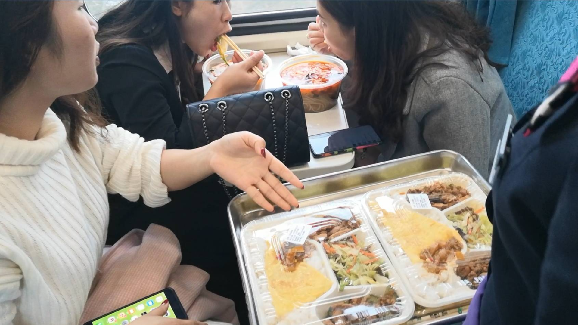 小伙40元坐绿皮火车,车上臭味扑鼻,寻觅发现是美女在作怪